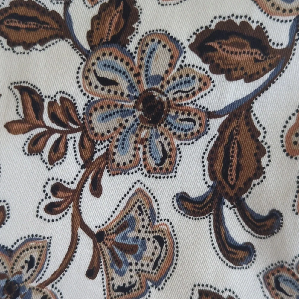 NWT a.n.a. Floral Mid-Rise Shortie Shorts 10 Brown Blue Beige Pockets - Picture 5 of 13